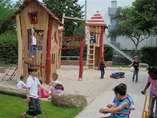 Terain de jeu pour enfants avec une cabane