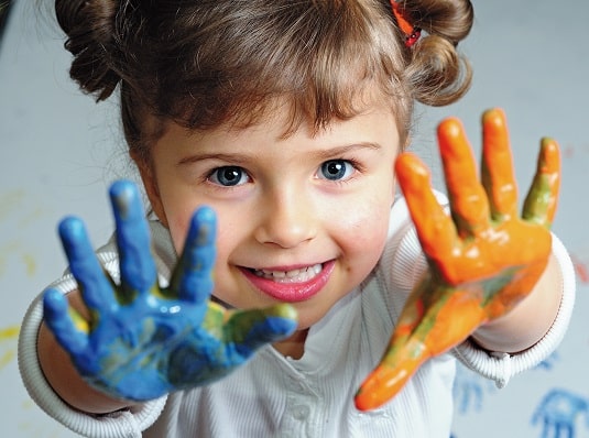 Enfant qui joue avec de la peinture